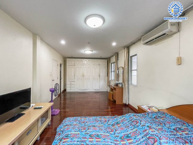 *****บ้านเดี่ยวมือสอง ม.นันทวัน สุขาภิบาล5 พร้อมเข้าอยู่ พร้อมฟังก์ชัน 3 ห้องนอน 2 ห้องน้ำ 1 ที่จอดรถ สภาพดีมากๆ บนเนื้อที่กว่า 57.7 ตร.ว. กว้างมาก พื้นที่ใช้สอยมากถึง 194 ตร.ม. บนทำเลศักยภาพ เชื่อมต่อถนน รามอินทรา, วัชรพล, สุขาภิบาล5 เดินทางสะดวก ใกล้ทางด่วน "ฉลองรัช" และรถไฟฟ้าสายสีเขียว "สถานีสายหยุด"